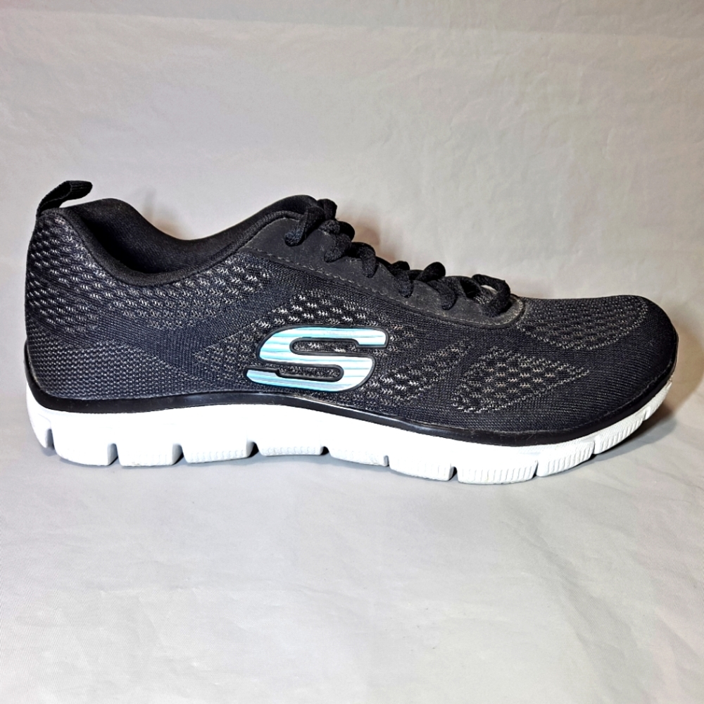 Skechers Skech-Knit Sneakers Women's 8.5 Black/White Relaxed-Fit Memory Foam